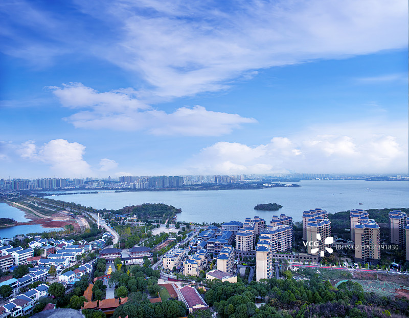 湖南岳阳市圣安寺万佛宝塔上远眺岳阳城图片素材