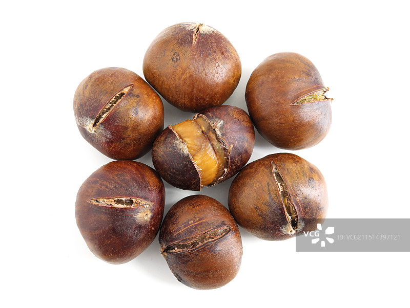 白色桌面山的秋天美食板栗栗子图片素材