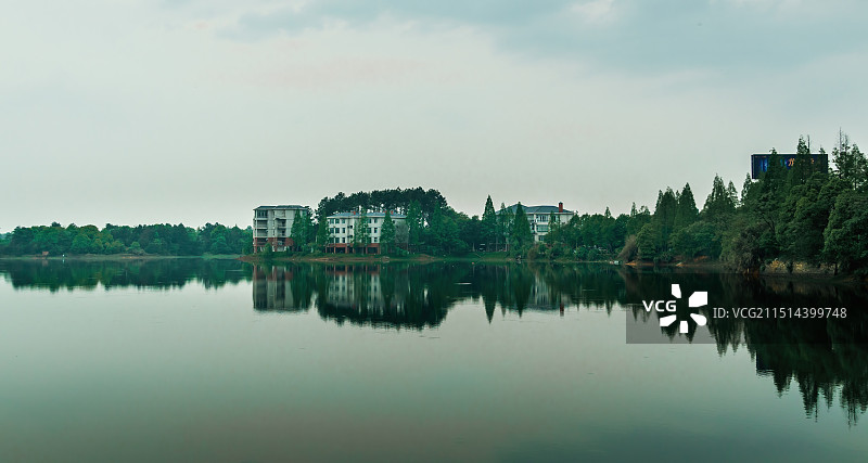依山傍水好休闲图片素材