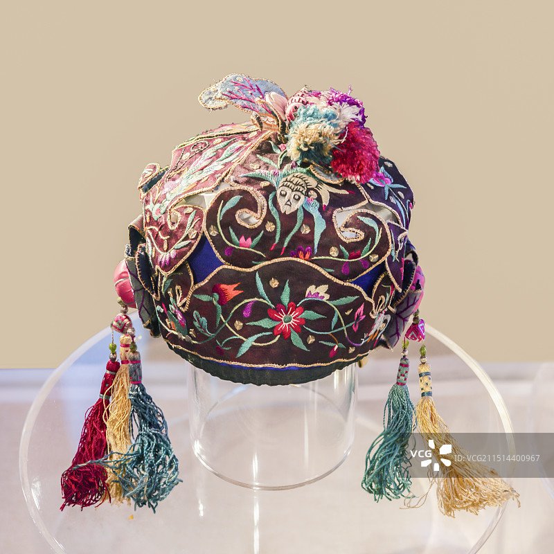 北京民族文化宫-文物古籍展-苗族五角云纹绣花童帽-20世纪50年代-布-丝质-民族文化馆藏图片素材