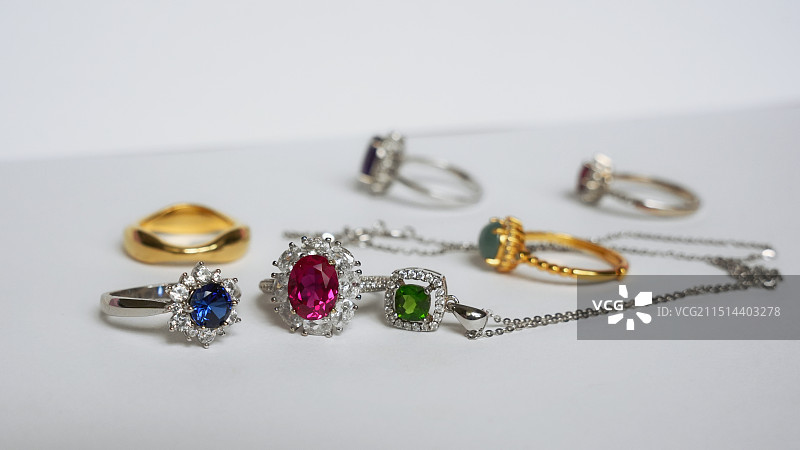 白色背景上的彩色宝石戒指，红宝石，蓝宝石，珠宝首饰图片素材