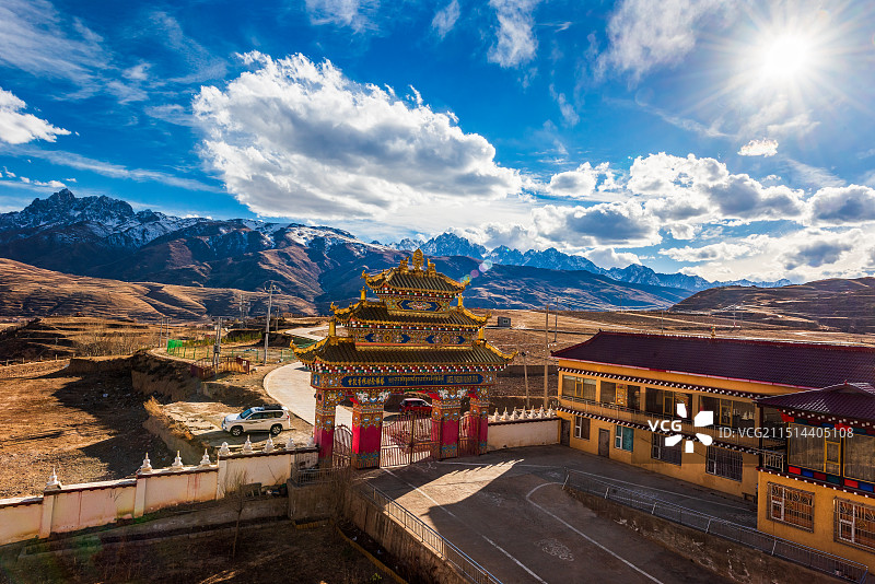 雪山下的甘孜香根时轮佛塔大门图片素材