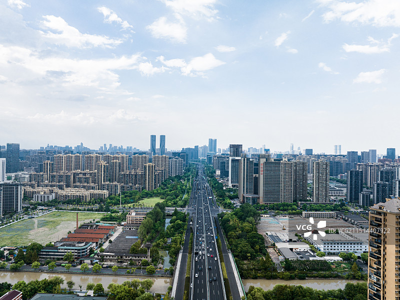 高角度航拍蓝天白云下杭州风情大道快速路图片素材