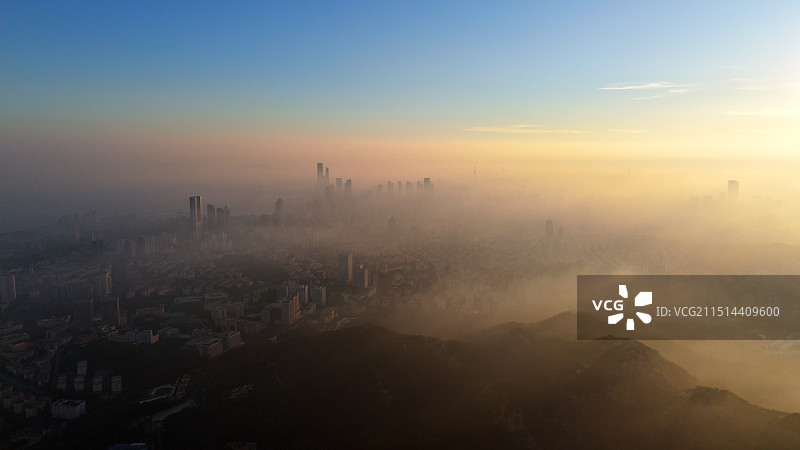 山顶金光日出，山谷被薄雾笼罩图片素材