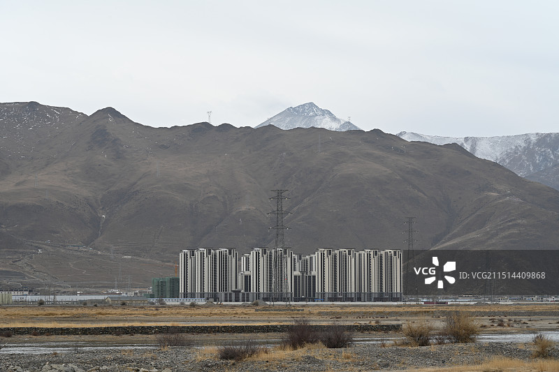 西藏拉萨东郊山脚下正在修建的小区房屋图片素材