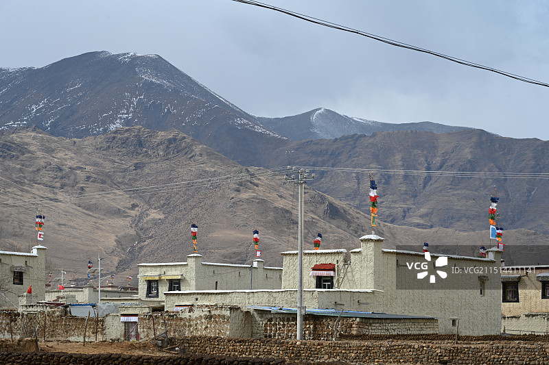 西藏拉萨林周县农村藏式民居和飘扬的风马旗图片素材