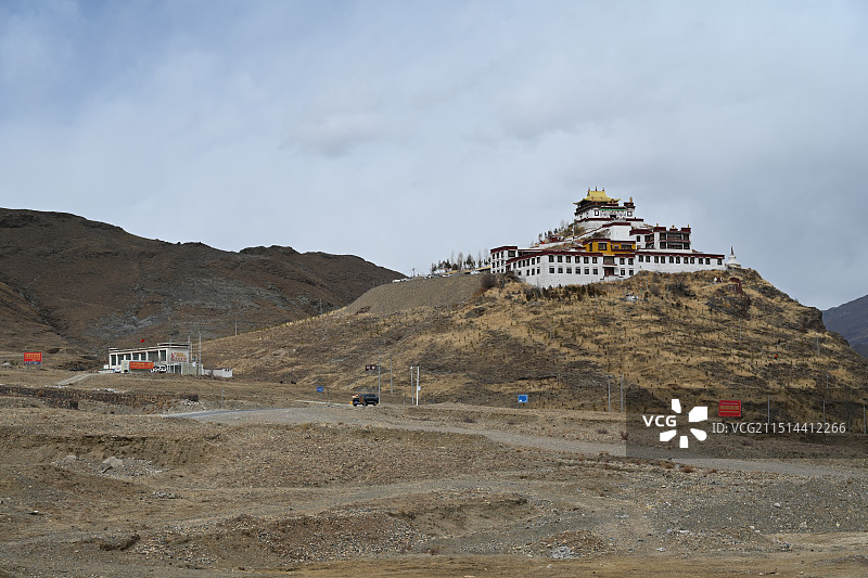 西藏冬季拉萨林周县农场半山腰上的楚布寺风景图片素材