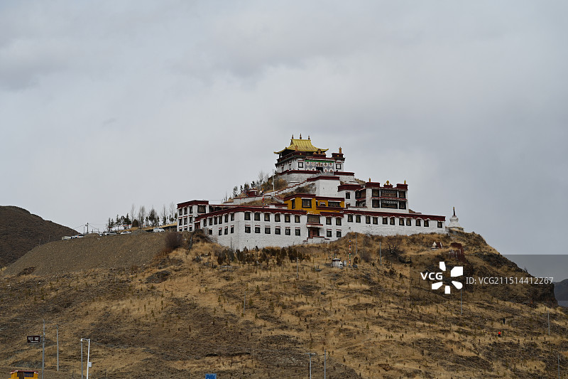西藏冬季拉萨林周县农场半山腰上的楚布寺风景图片素材