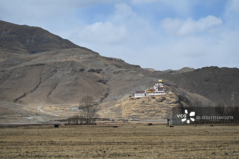 西藏冬季拉萨林周县农场半山腰上的楚布寺风景图片素材