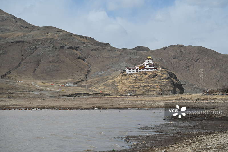 西藏冬季拉萨林周县农场半山腰上的楚布寺风景图片素材