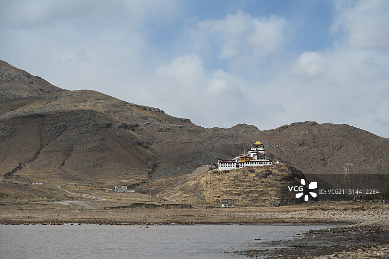 西藏冬季拉萨林周县农场半山腰上的楚布寺风景图片素材