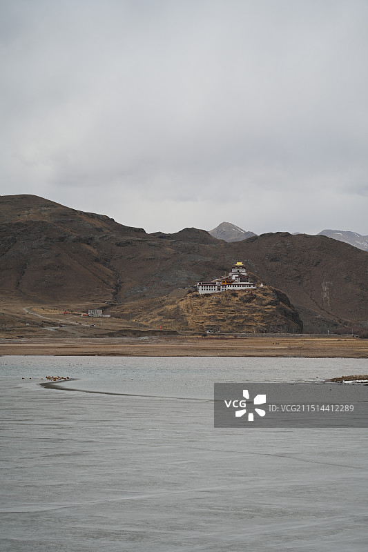 西藏冬季拉萨林周县农场半山腰上的楚布寺风景图片素材