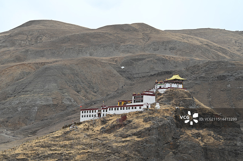 西藏冬季拉萨林周县农场半山腰上的楚布寺风景图片素材