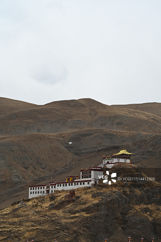 西藏冬季拉萨林周县农场半山腰上的楚布寺风景图片素材