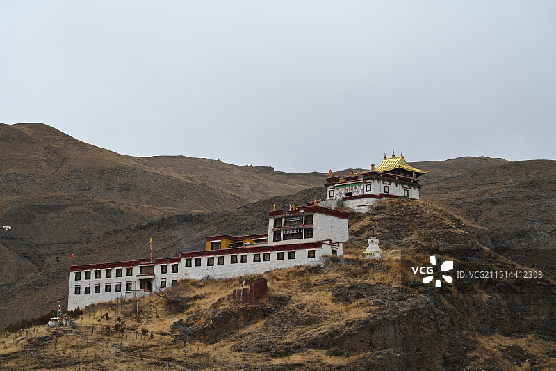 西藏冬季拉萨林周县农场半山腰上的楚布寺风景图片素材