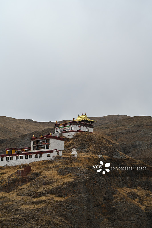 西藏冬季拉萨林周县农场半山腰上的楚布寺风景图片素材