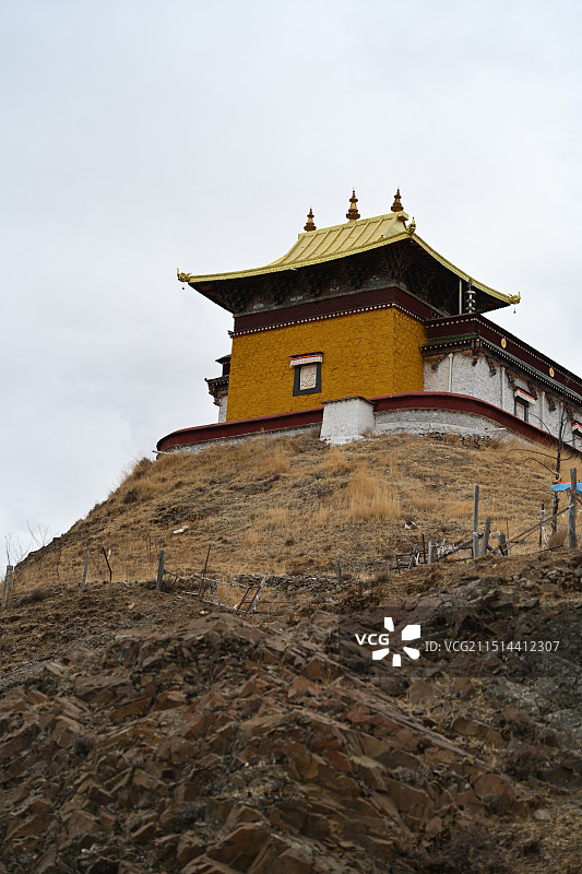 西藏冬季拉萨林周县农场半山腰上的楚布寺风景图片素材