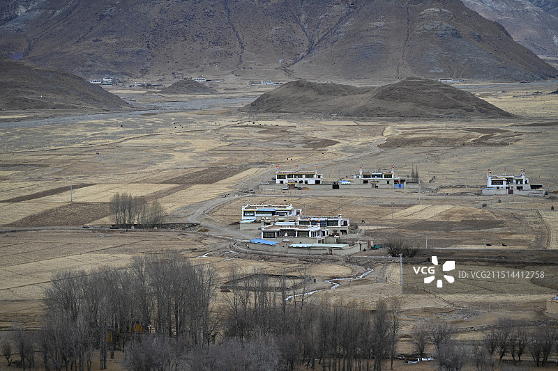 从西藏拉萨林周县楚布寺眺望山下乡村民居风景图片素材