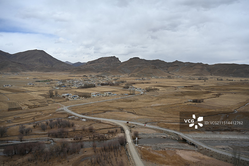 从西藏拉萨林周县楚布寺眺望山下乡村民居风景图片素材