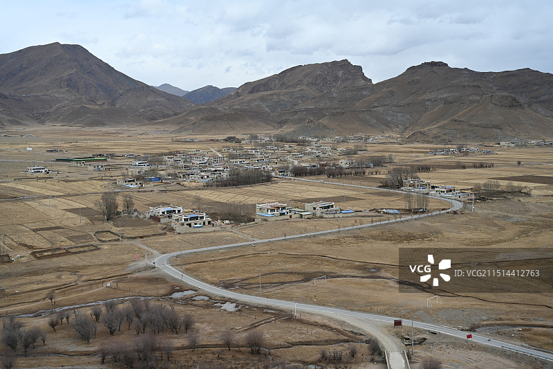 从西藏拉萨林周县楚布寺眺望山下乡村民居风景图片素材