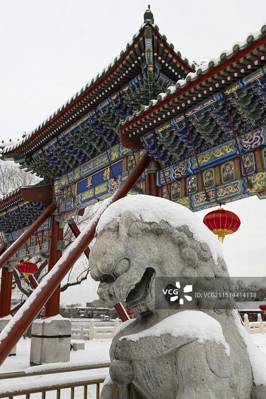 北京北海公园雪景-积翠牌楼石狮图片素材