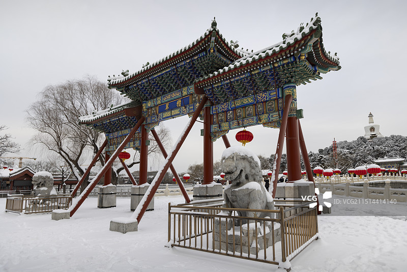 北京北海公园雪景-积翠牌楼图片素材
