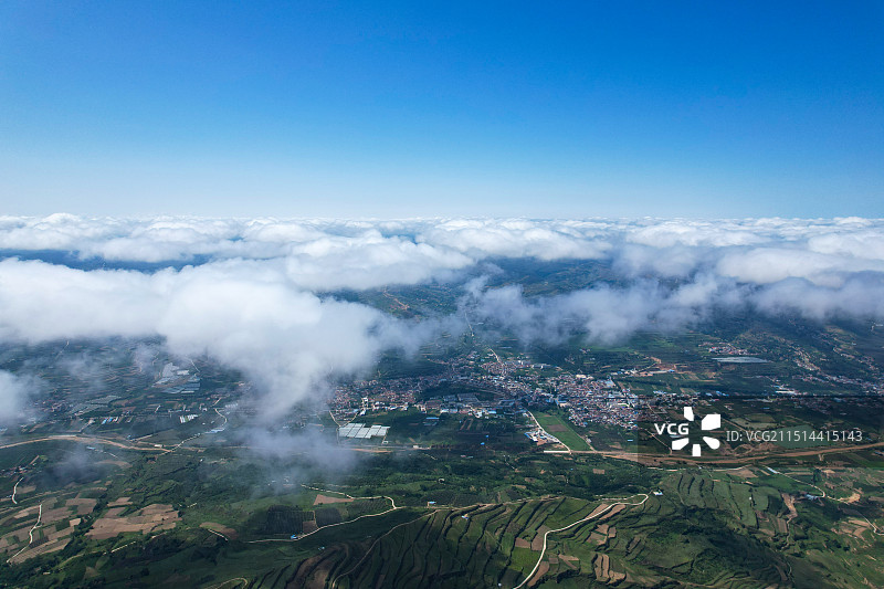云海下的黄土高原上的古镇图片素材