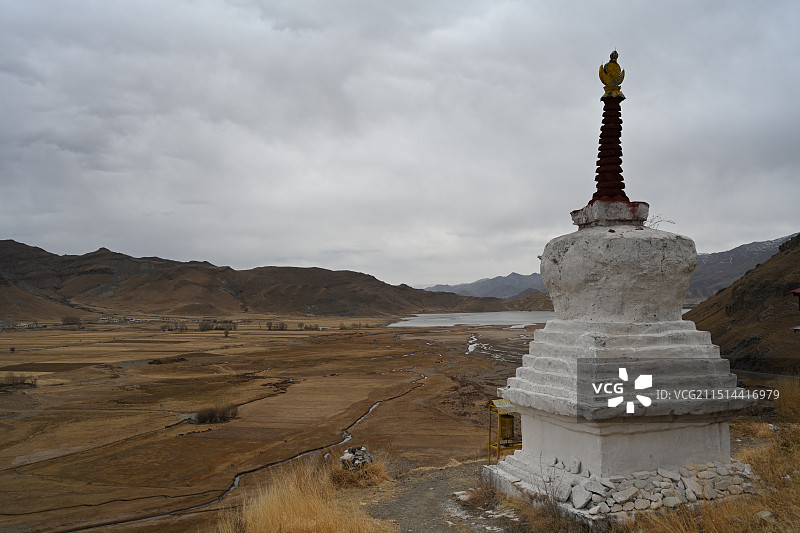 西藏拉萨林周县冬季楚布寺虎头山水库风光图片素材