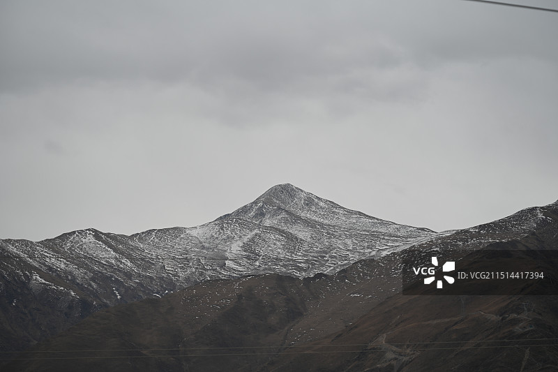西藏拉萨林周县虎头山水库冬季乡村风光图片素材