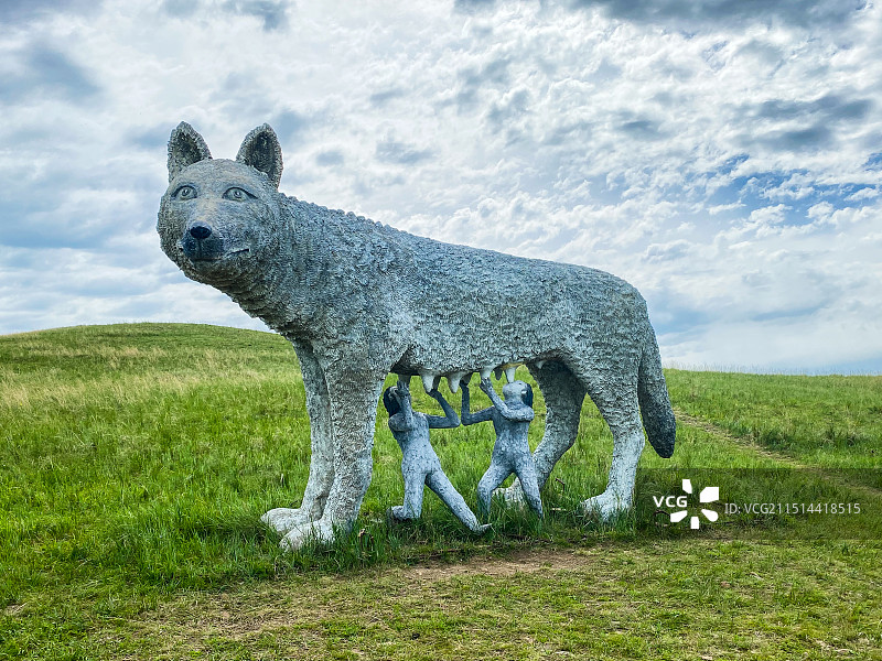 母狼哺婴·野狼谷图片素材