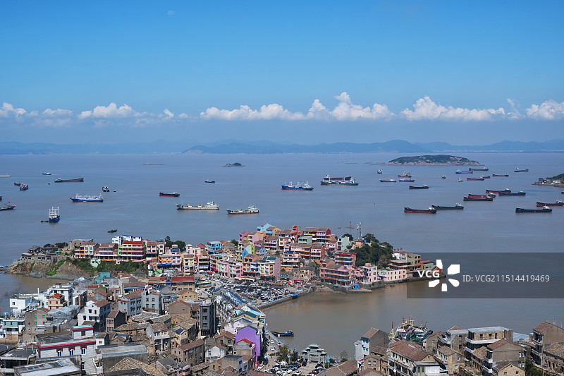 蓝天白云下的七彩小箬村图片素材