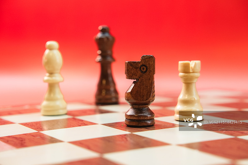 国际象棋棋盘棋子台灯沙漏时间图片素材