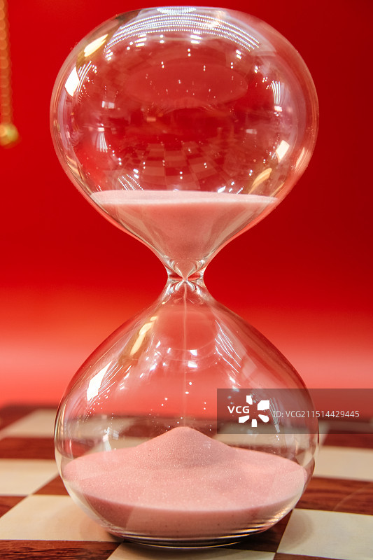 红色背景上的沙漏特写镜头图片素材