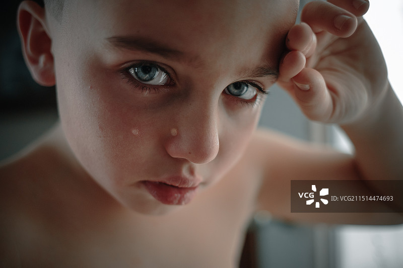 哭泣的年轻男孩特写，美国伊利诺伊州莱纳图片素材