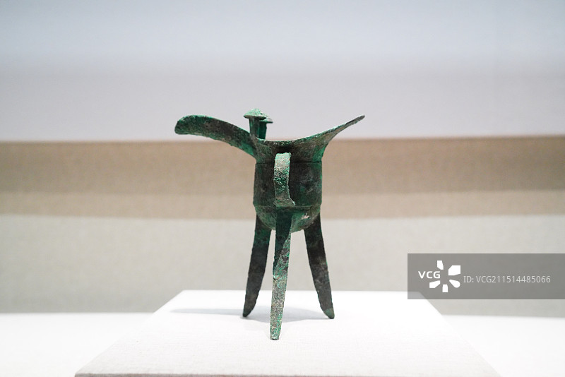 山东大学博物馆商朝带族徽铜爵图片素材