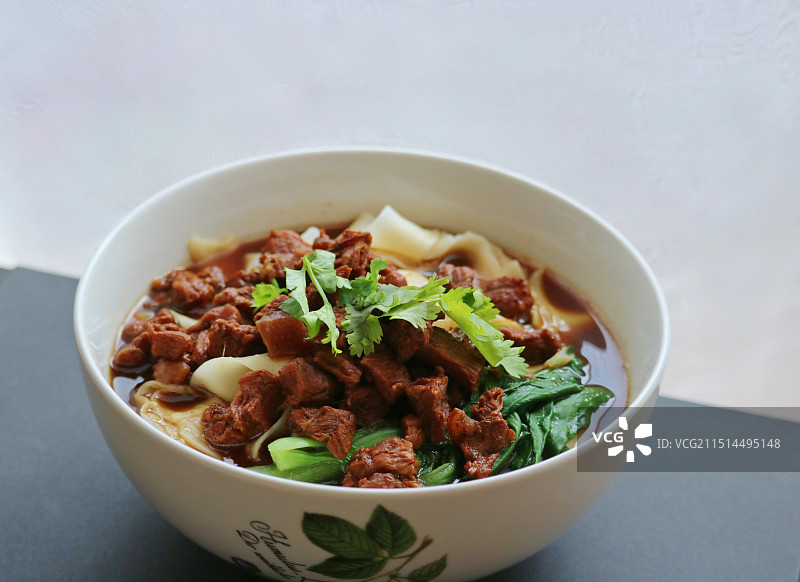 一碗牛肉刀削面图片素材