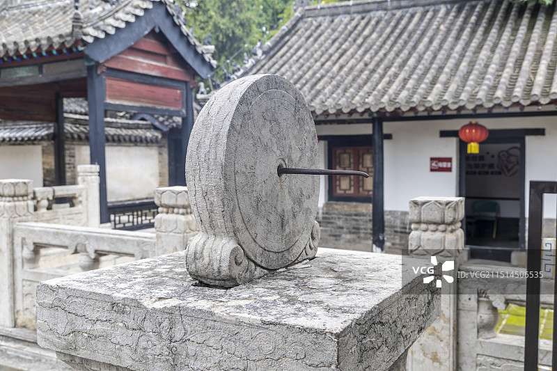 山东省济宁市邹城市孟府：日晷图片素材