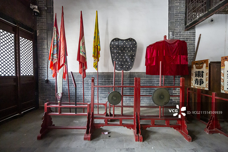 山东省济宁市邹城市孟府大堂：伞、扇、旗、锣等各种执事，以及黑红棍等刑具图片素材