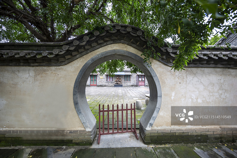 山东省济宁市邹城市孟府：月亮门图片素材