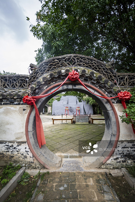 山东省济宁市邹城市孟府：月亮门图片素材