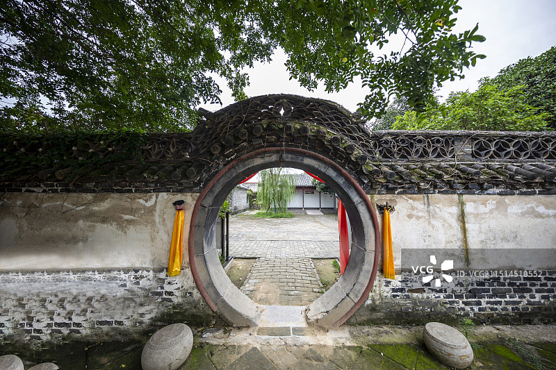 山东省济宁市邹城市孟府：月亮门图片素材