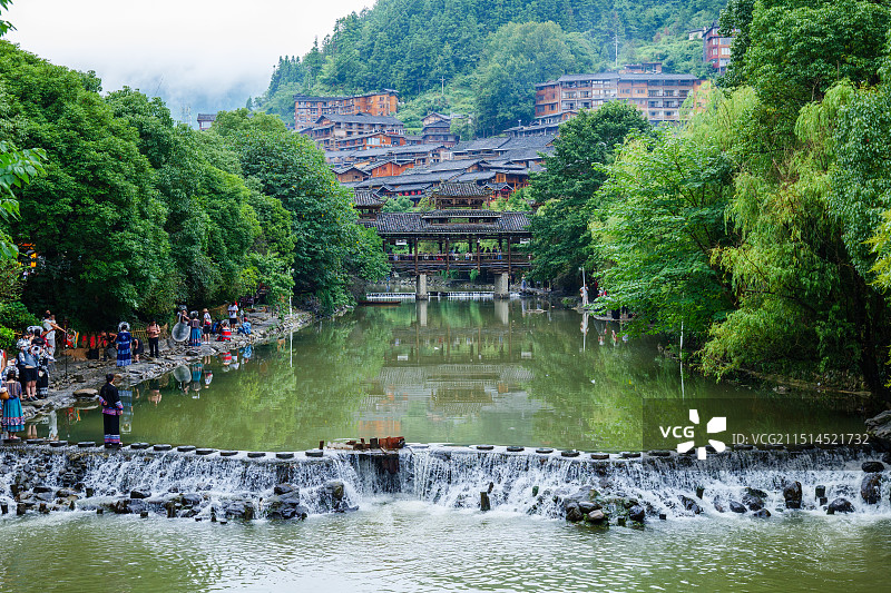 贵州西江千户苗寨|白水河上的地标建筑风雨桥图片素材