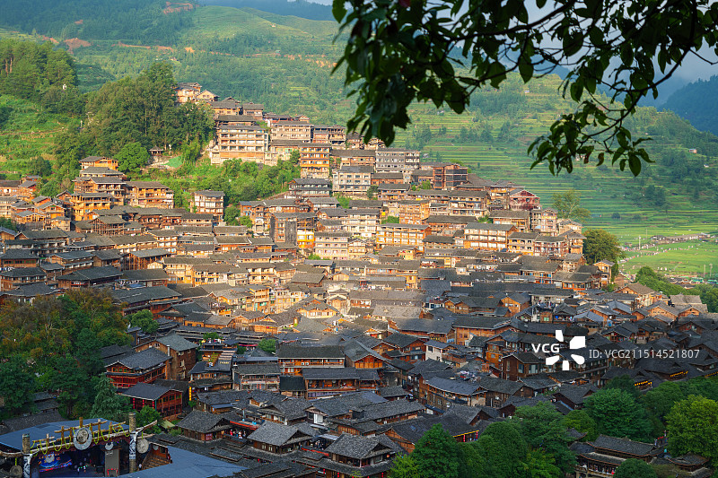 贵州西江千户苗寨|阳光照亮的苗族特色地标建筑群图片素材