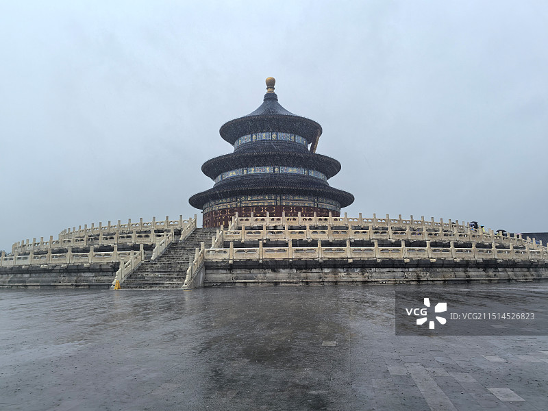 早秋八月瓢泼大雨中的天坛祈年殿图片素材