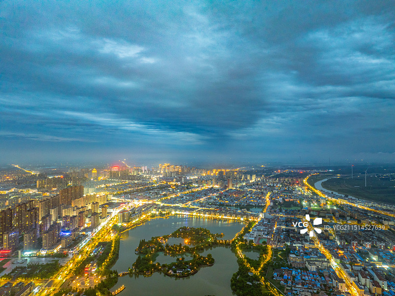 航拍江苏淮安涟水五岛湖公园城市风光图片素材