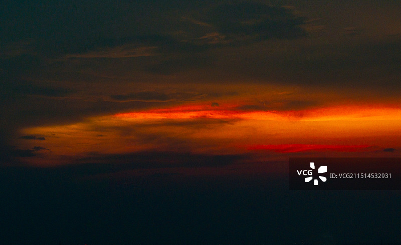 江苏省泰州市凤城河景区天空中一抹灿烂的的晚霞图片素材