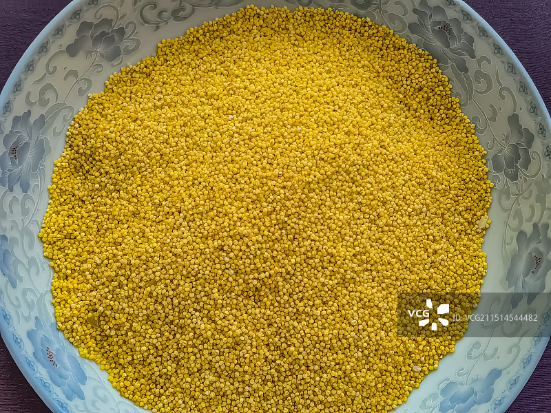 一盘小米特写图片素材