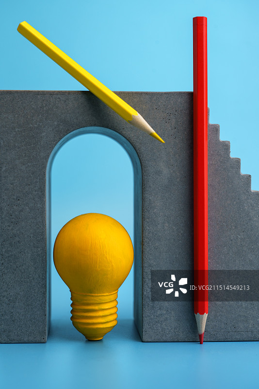 蓝色背景中的台阶黄色灯泡和铅笔创意静物图图片素材
