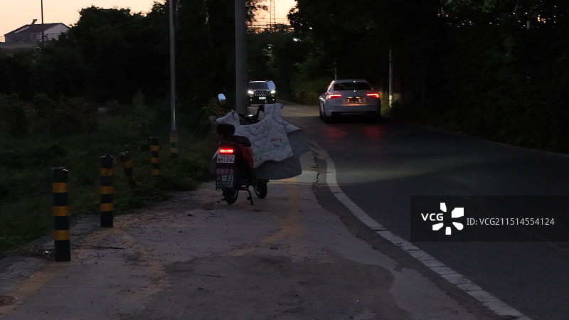 傍晚乡村边电动车道路图片素材