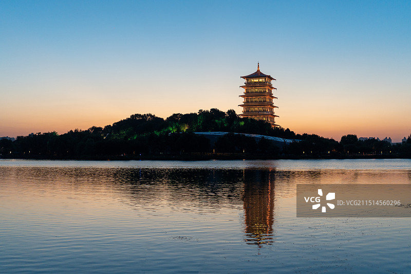 夕阳下的西安长安塔图片素材